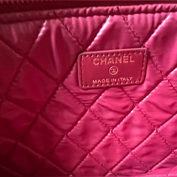 Authentic Large Quilted Chanel O-case with Tassel in Dark Red - Picture 3 of 9
